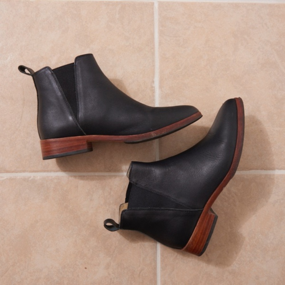 Nisolo Black Chelsea boot